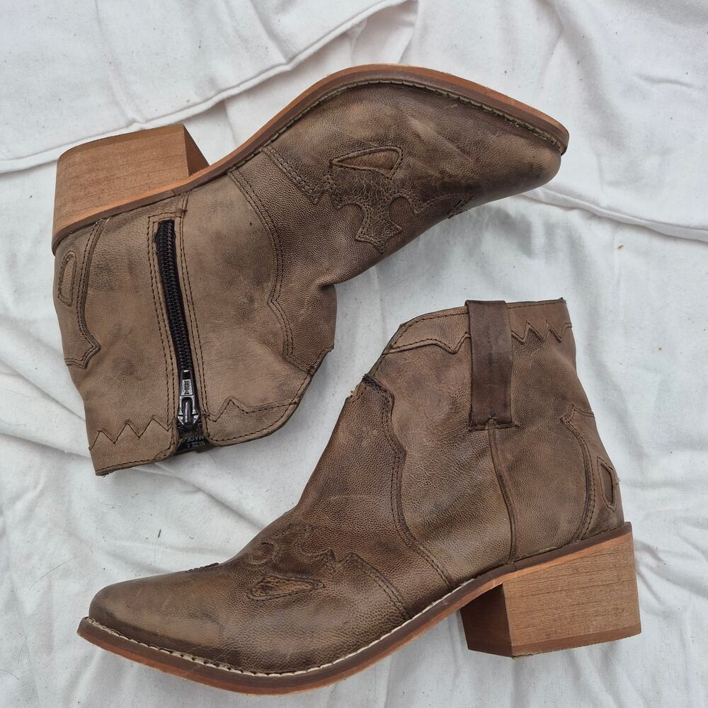 Very Volatile Women's Drexel leather Ankle Boot western-inspired bootie size 7
